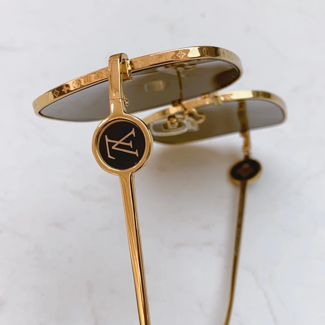 32BDB7E2-E084-4F4A-B480-8AFEFFA69E64