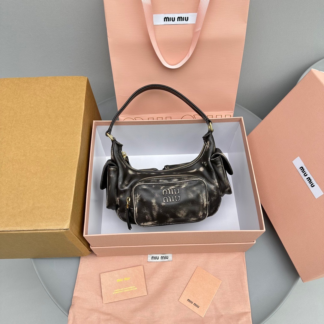 6E5755E5-8284-4C41-AC60-5B554E3A888A