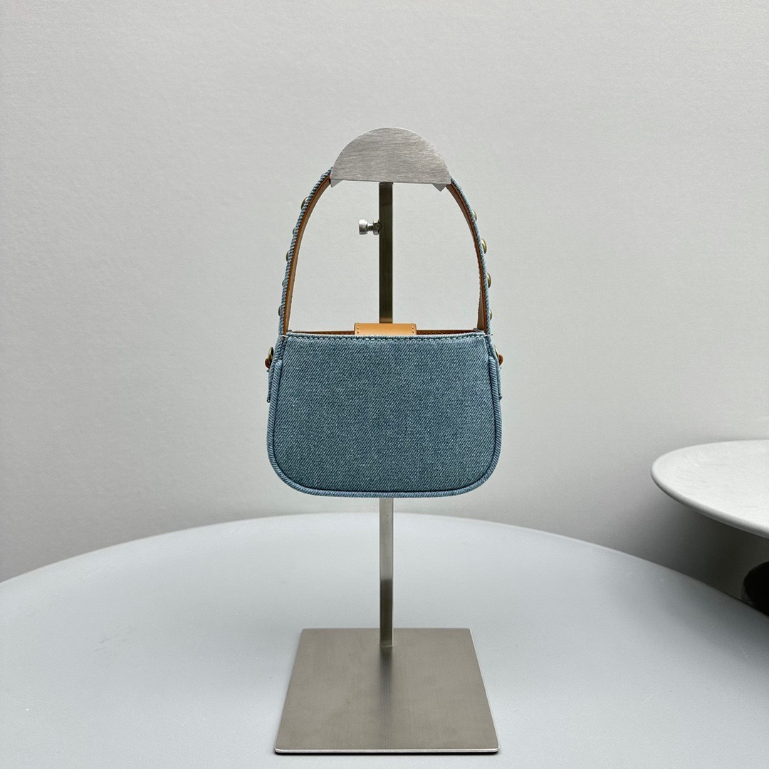 F91F9881-4326-49F1-BD95-E1F6D91CA335