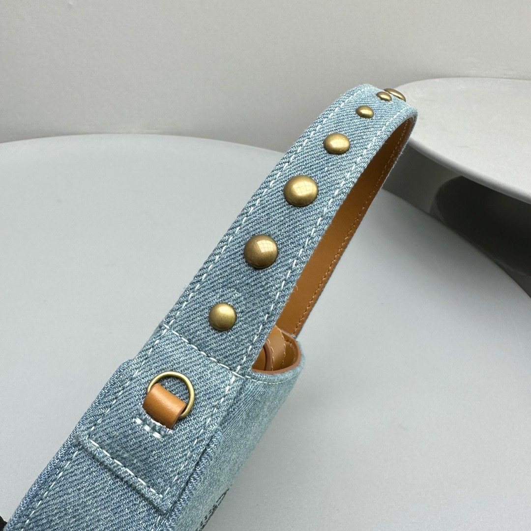 AEE141D9-30D3-456A-8261-69997AD3C551