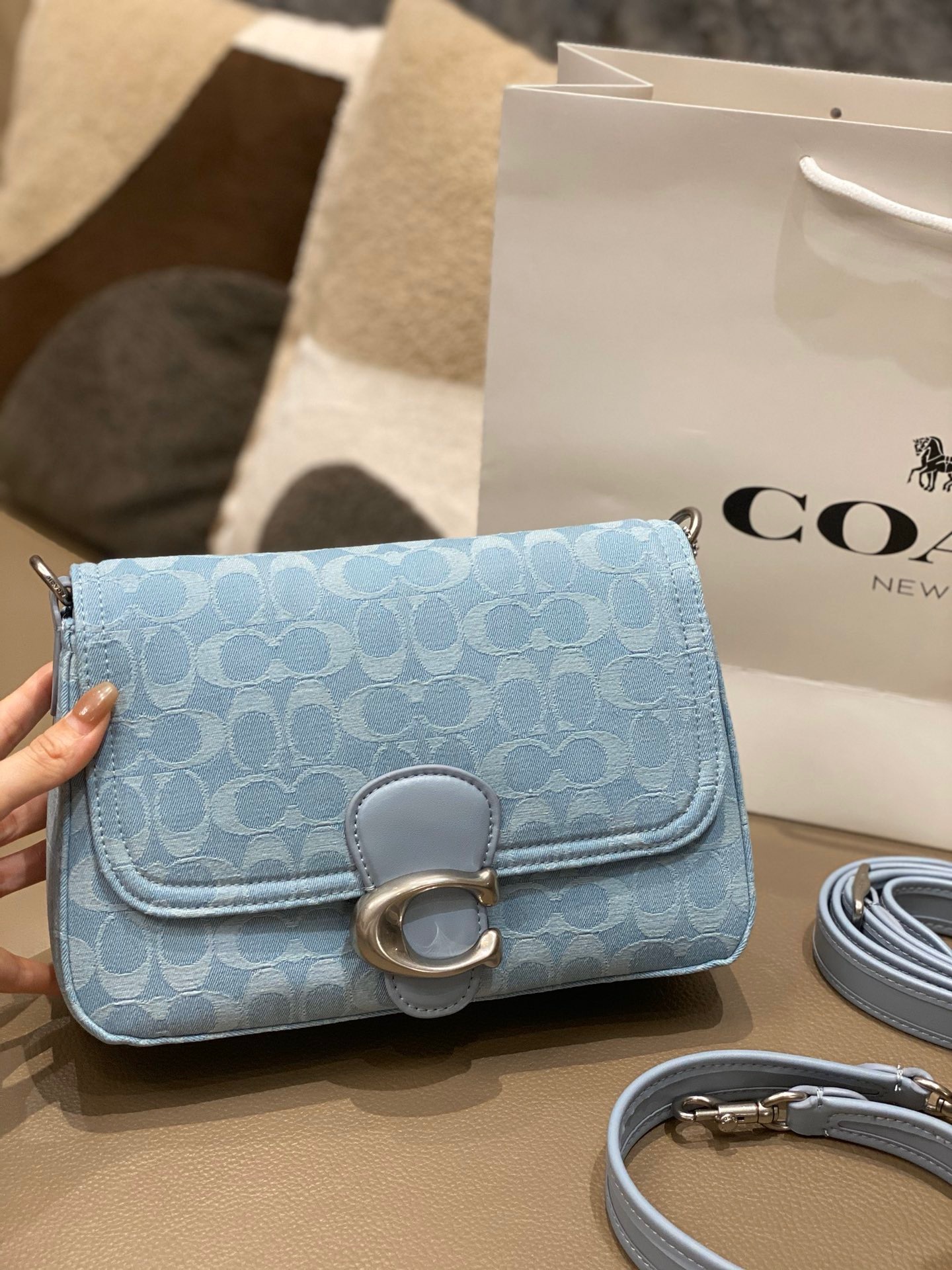 242C689B-2E99-4DDB-83A7-3F4BB3C99A2A