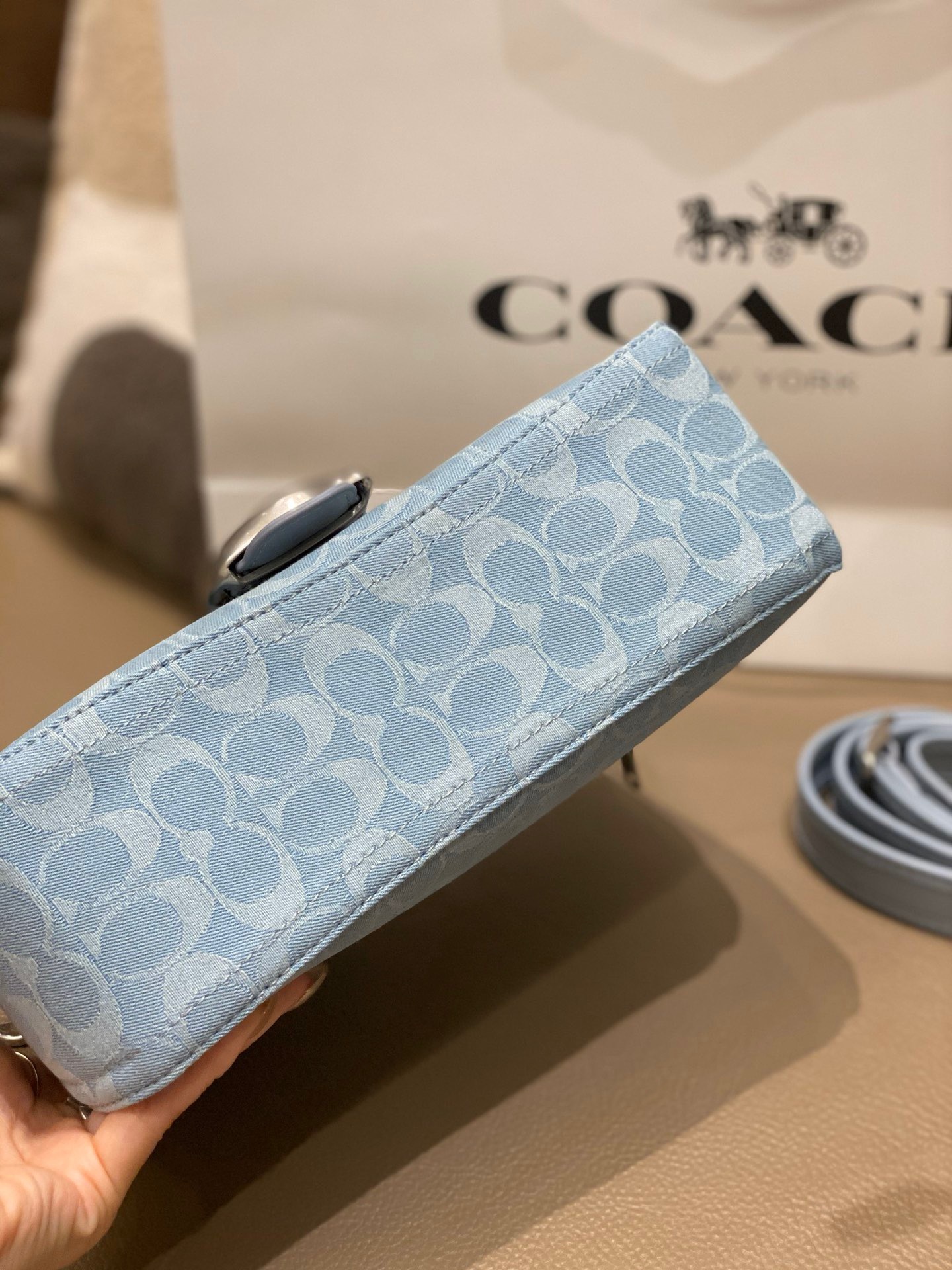 D0A56E5C-6075-4379-A01E-02F36293D6AA