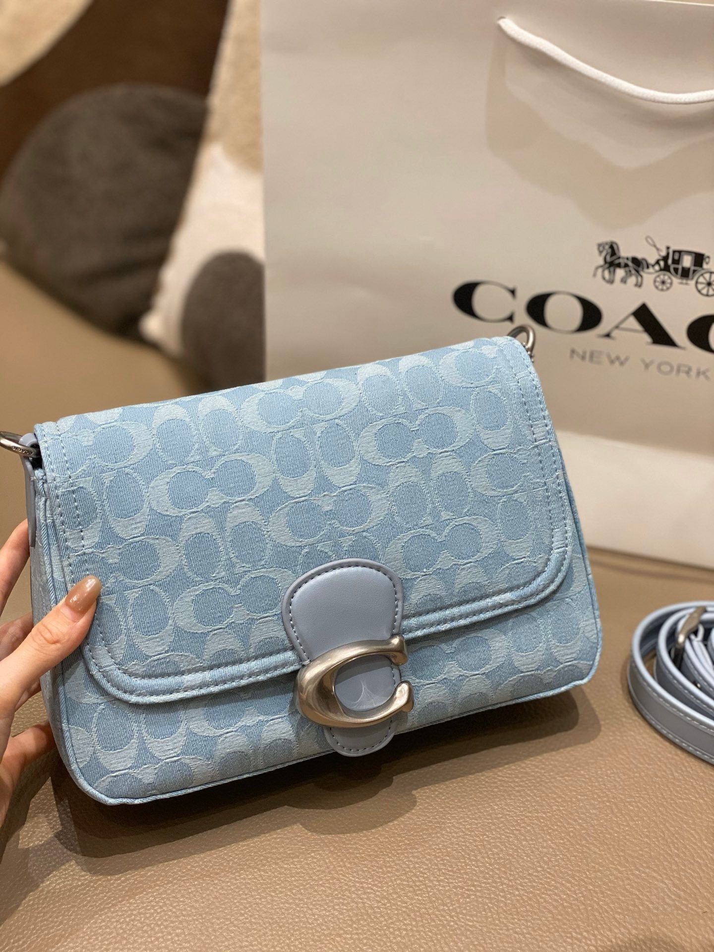 B9B64942-82A7-4F82-AFFD-E3DFEF981654