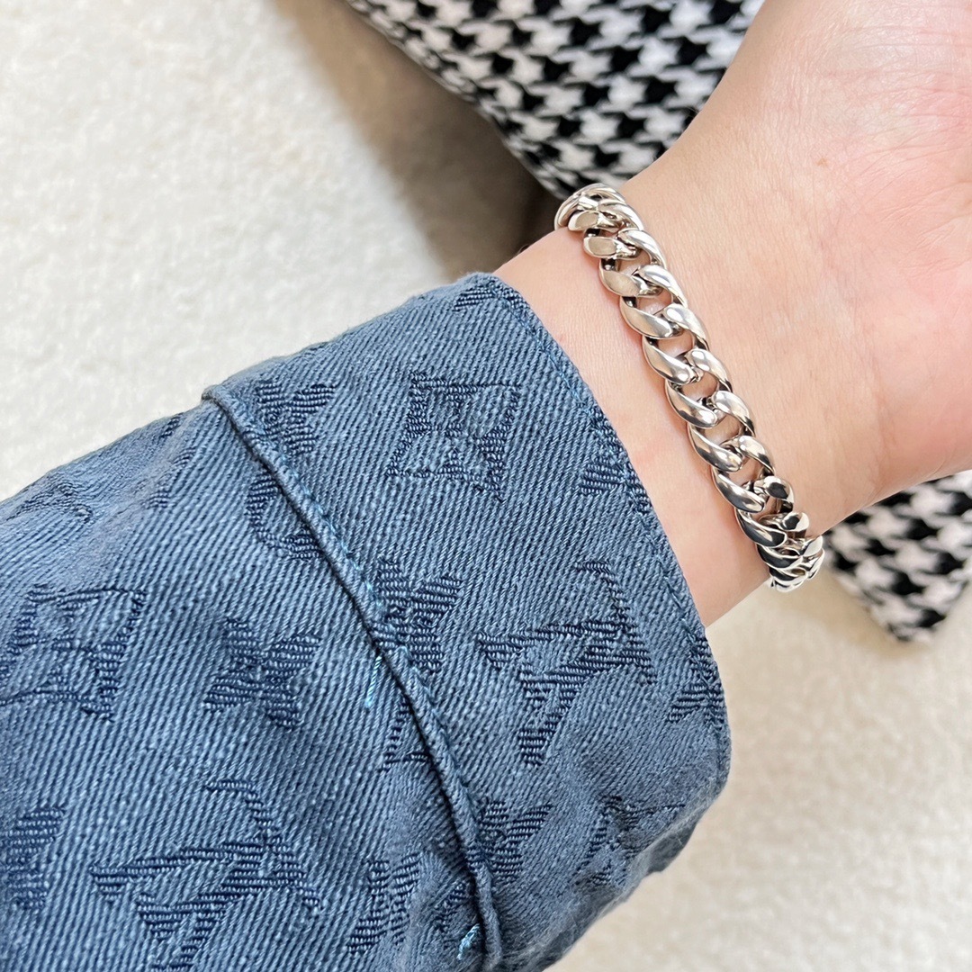 B1C77E86-23A5-4B55-B7E9-87A6EE245A96