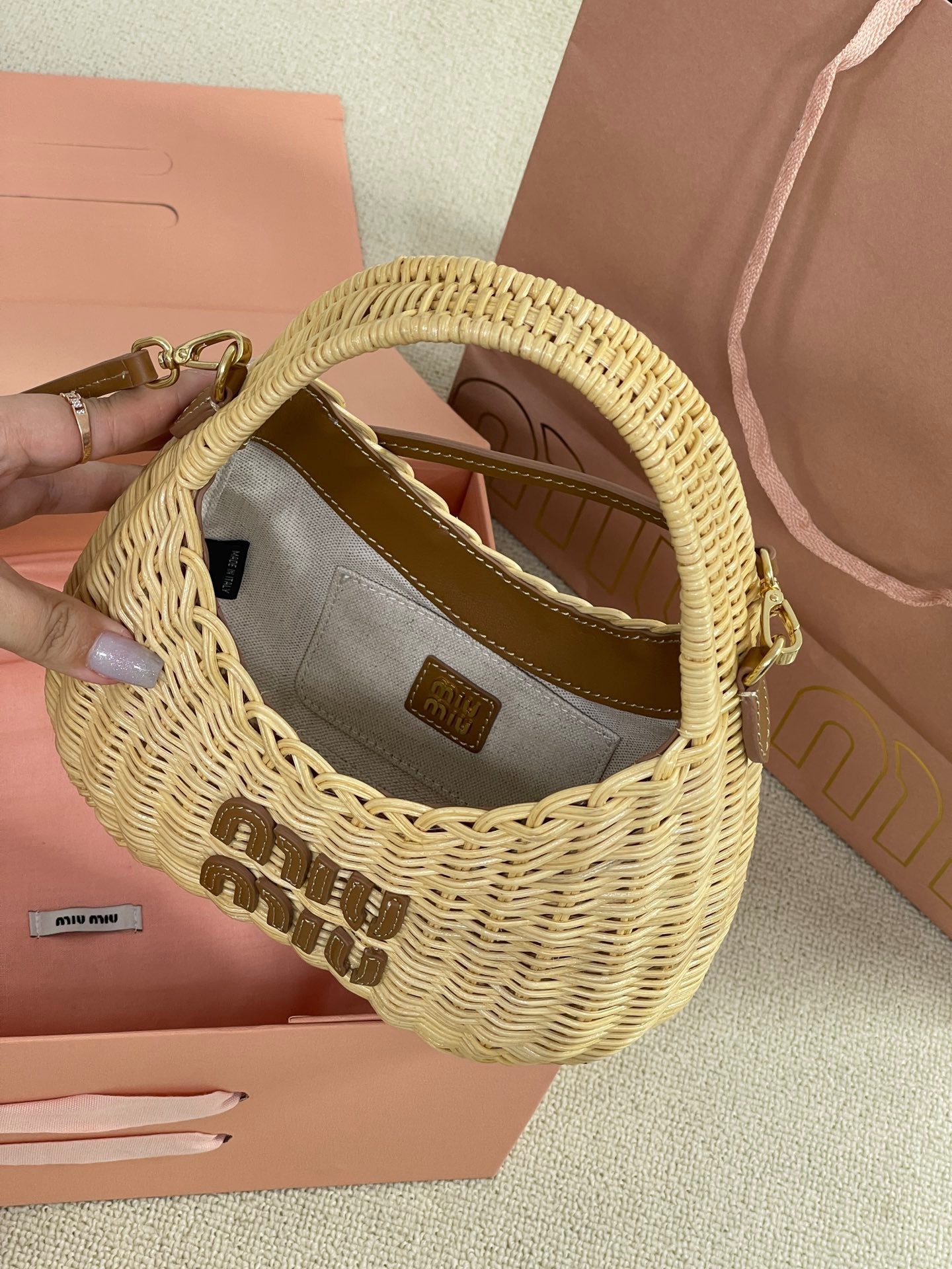 7BE7E140-83F5-4DE6-8AF4-242849C0A5D4