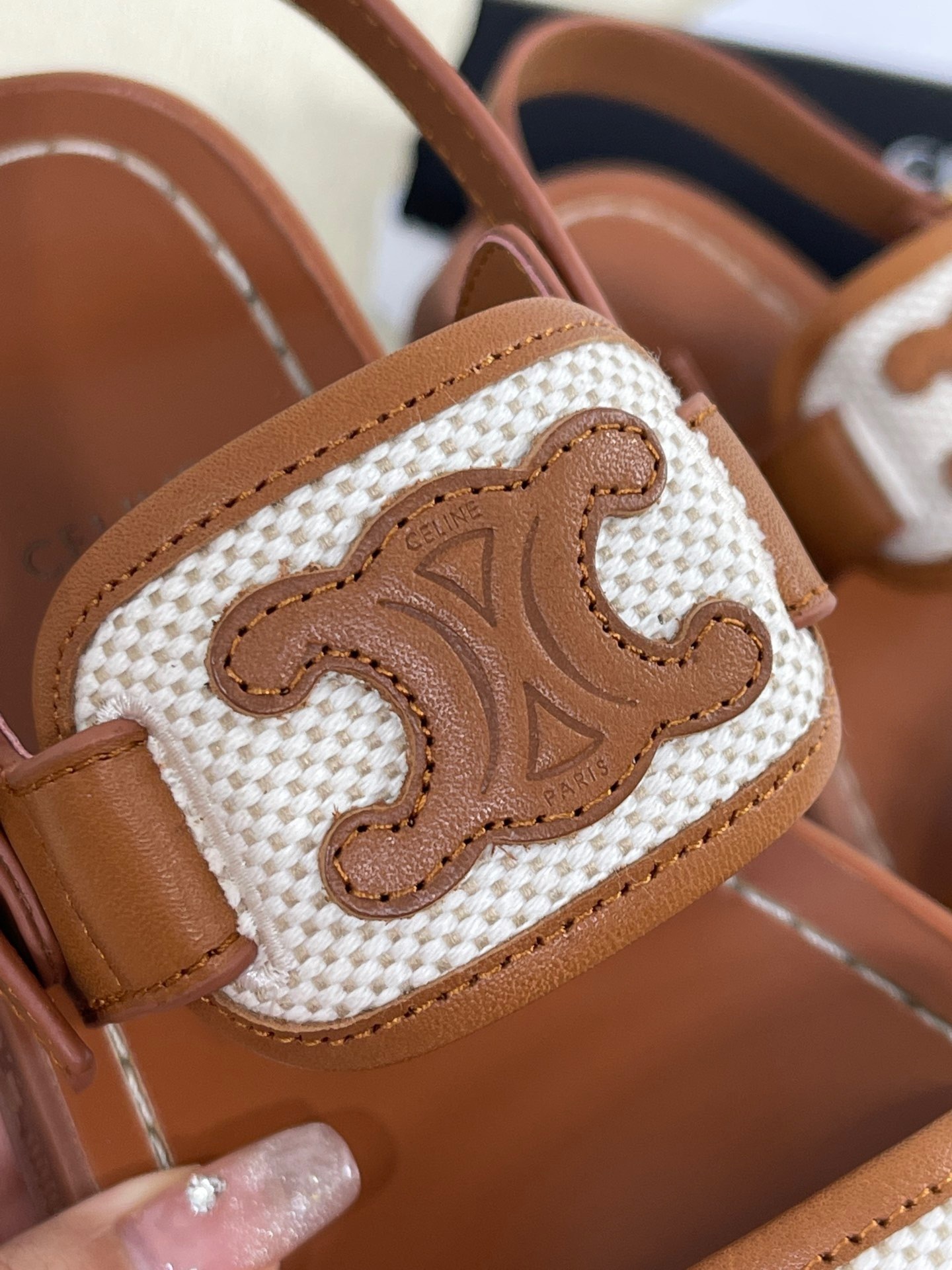 40FBB7D5-4E17-4550-8CAF-820770E372F9