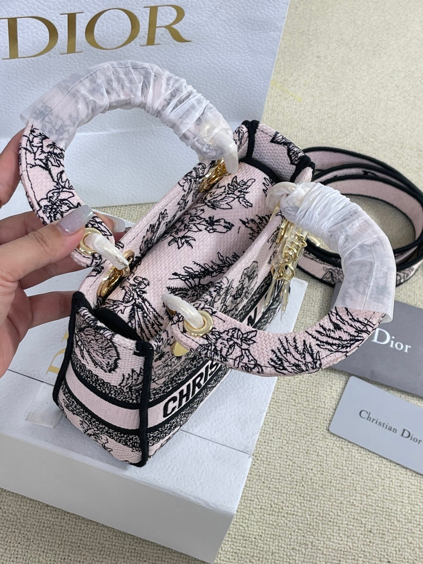 5D2F7FB6-F606-4926-84A3-5E845EF57112