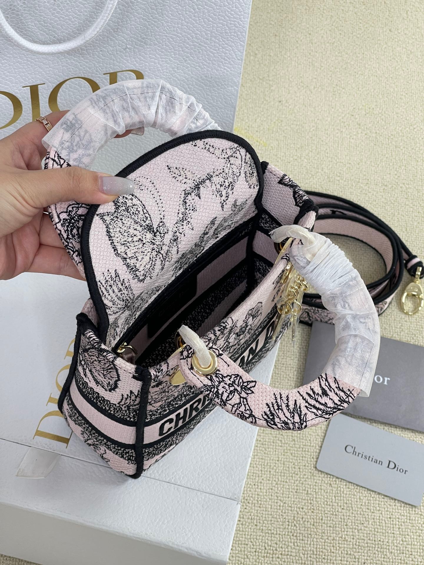 6A26C84E-7584-4462-9831-6A8693090845