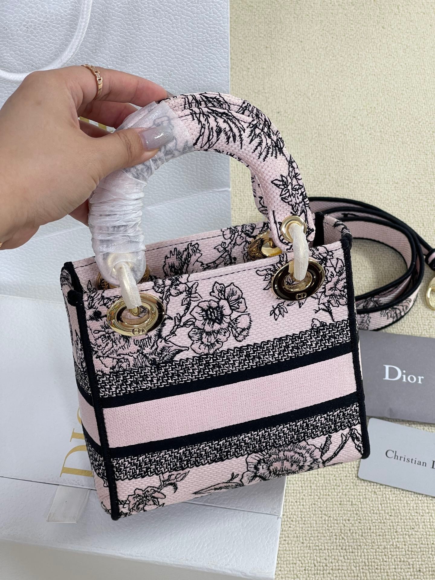 6BFA3A92-DEEB-4128-B89C-D6CEF1E428BD