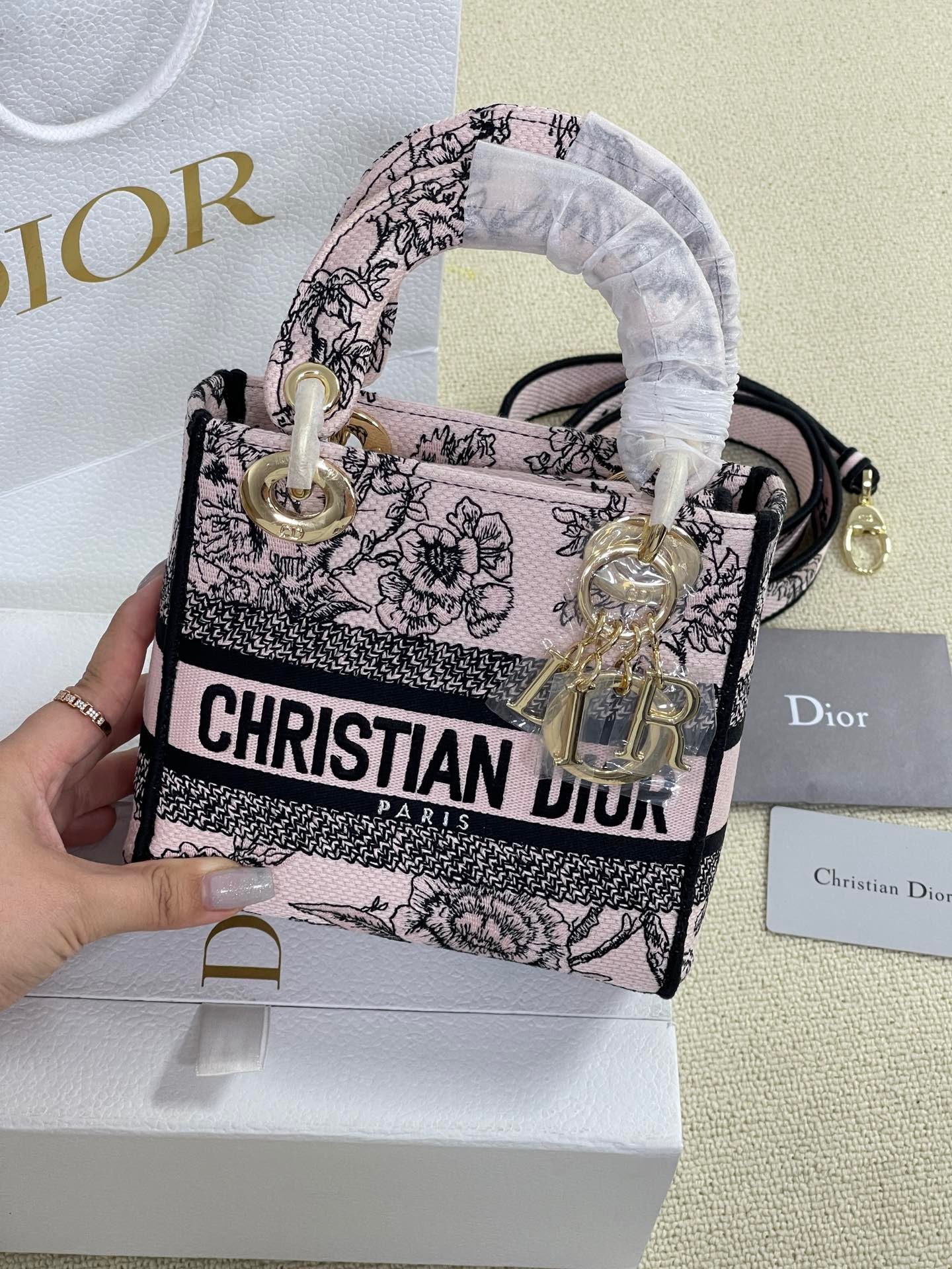 46714729-7661-48AA-A267-E42A6AD3E046