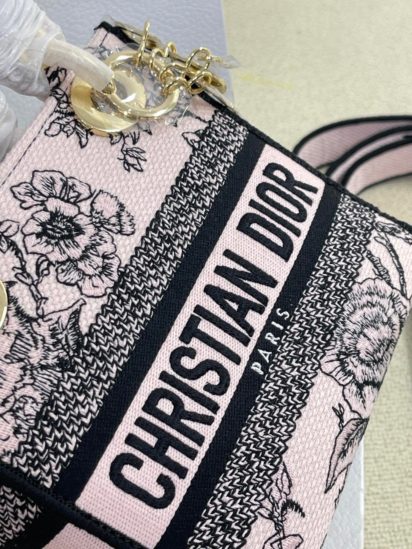 0AB88477-8B2F-47D6-8765-3EFFBE3718C5