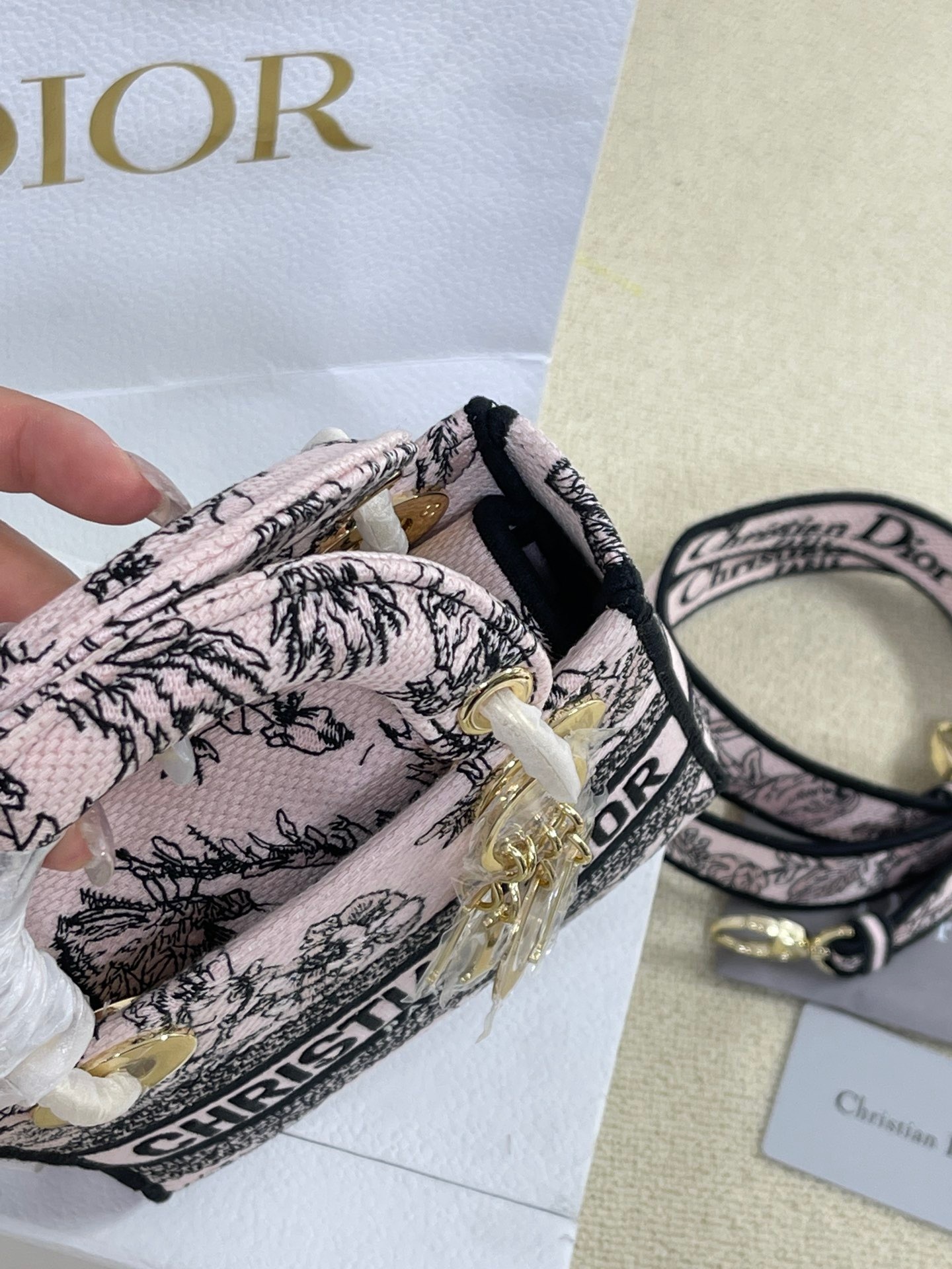 7DD68389-BE9C-4EC1-A2D5-E725472602D9