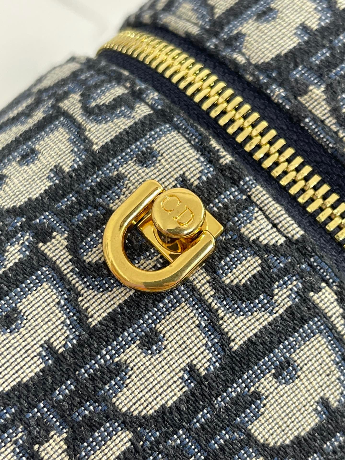 5F71E775-9D37-4F64-9510-355DE64FA7A4