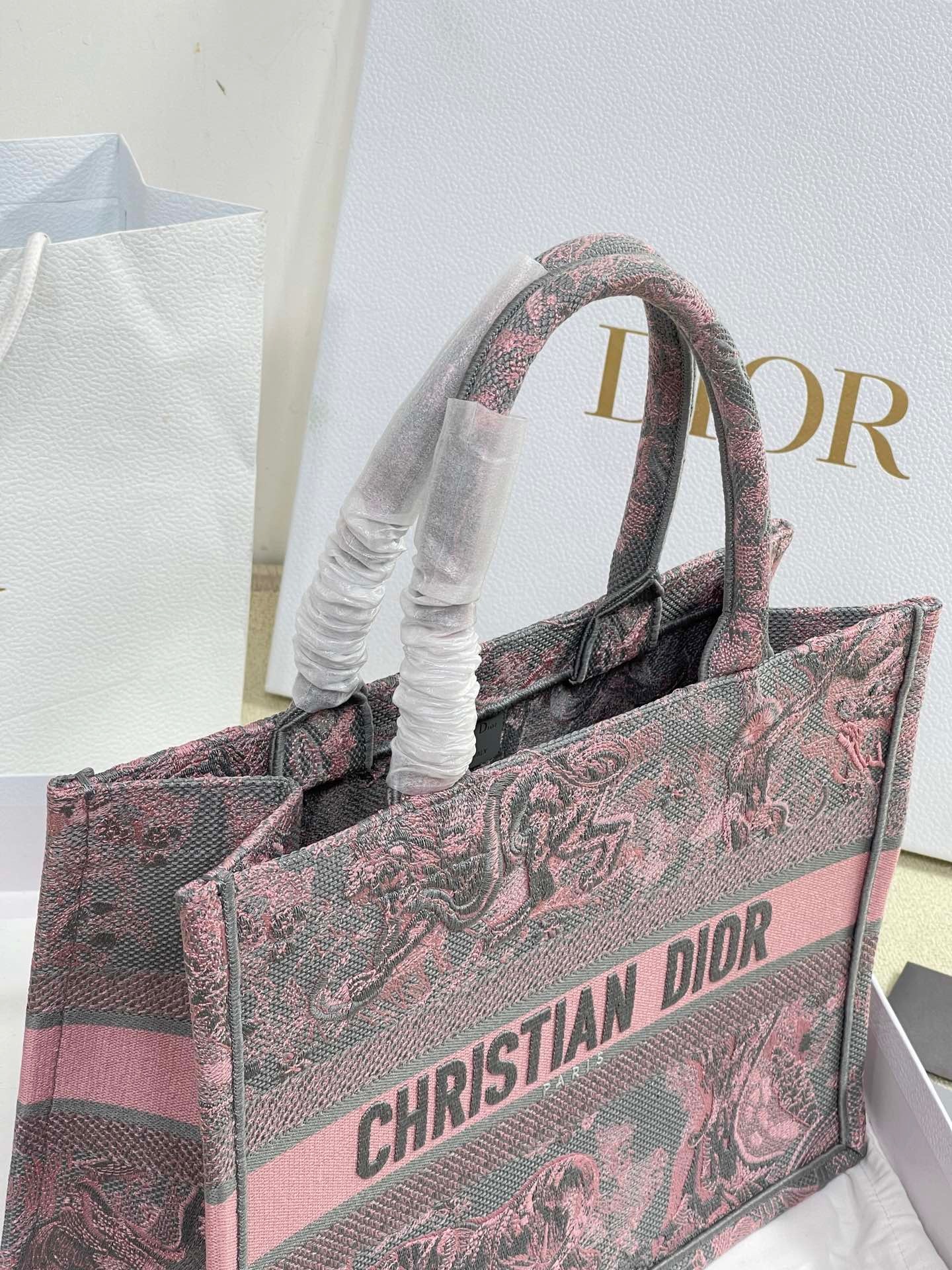 AEB01F7C-0211-4D29-A394-2088A46CF7E0