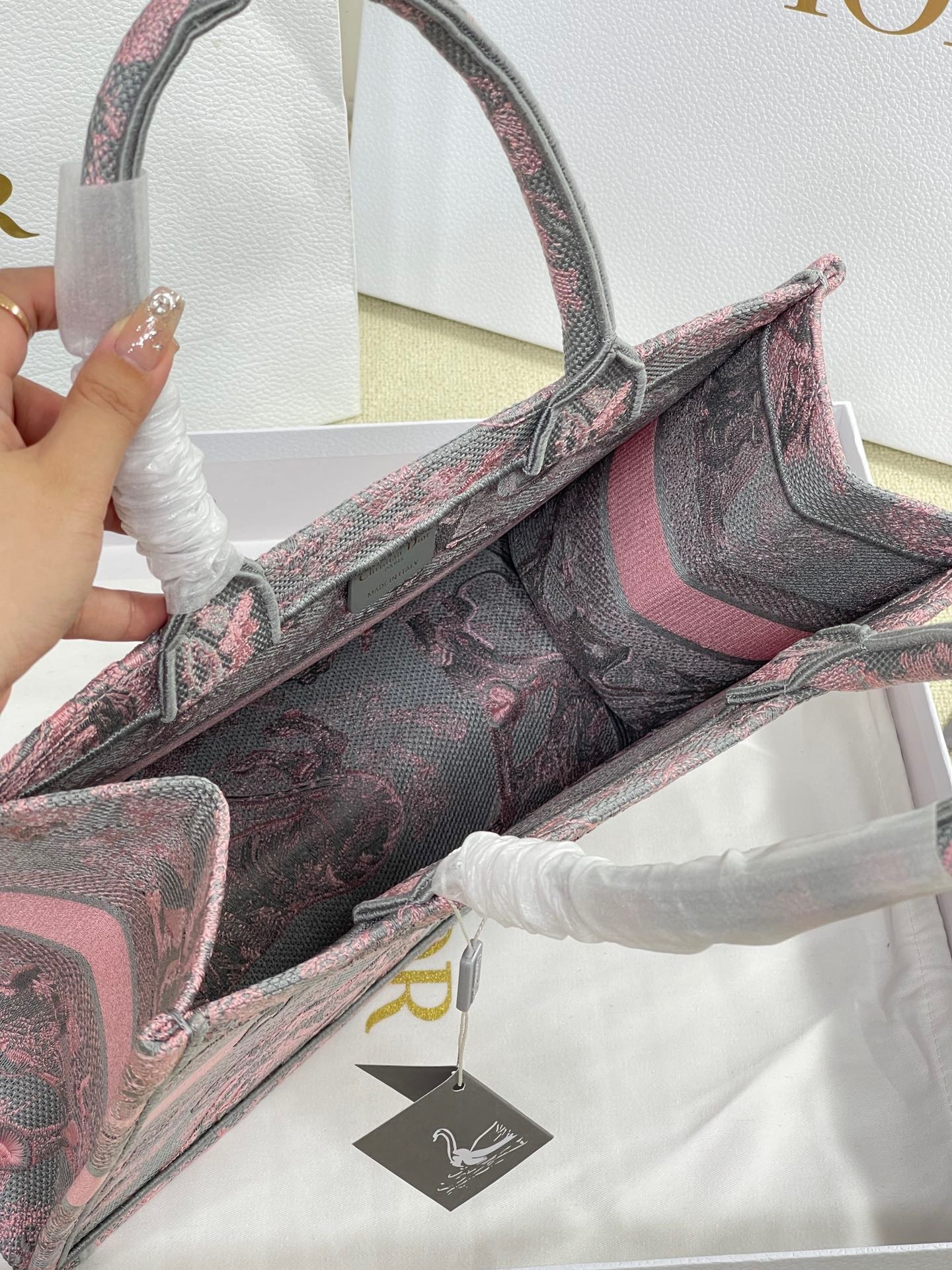 FB7307DC-534C-4AFC-9E05-65FC062C1BA5