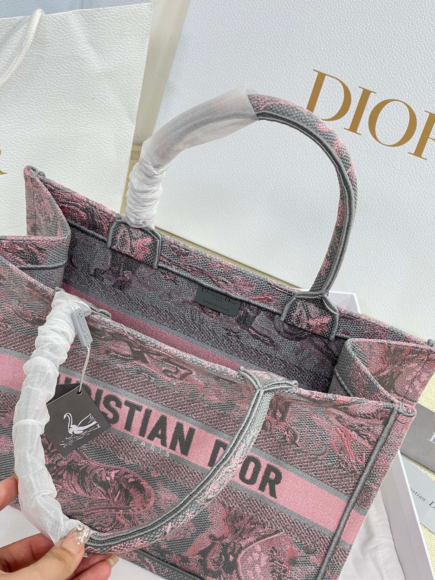 AA8171A3-624A-4384-A67D-6757251D26C3