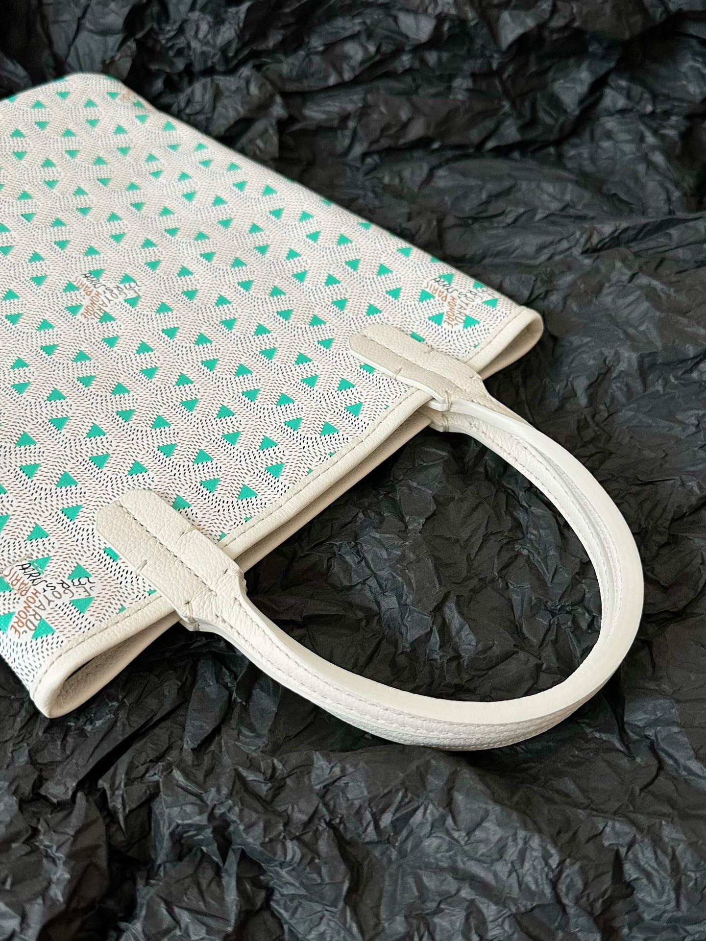 5AE498FD-D28E-495C-9906-F84A0278F1A2