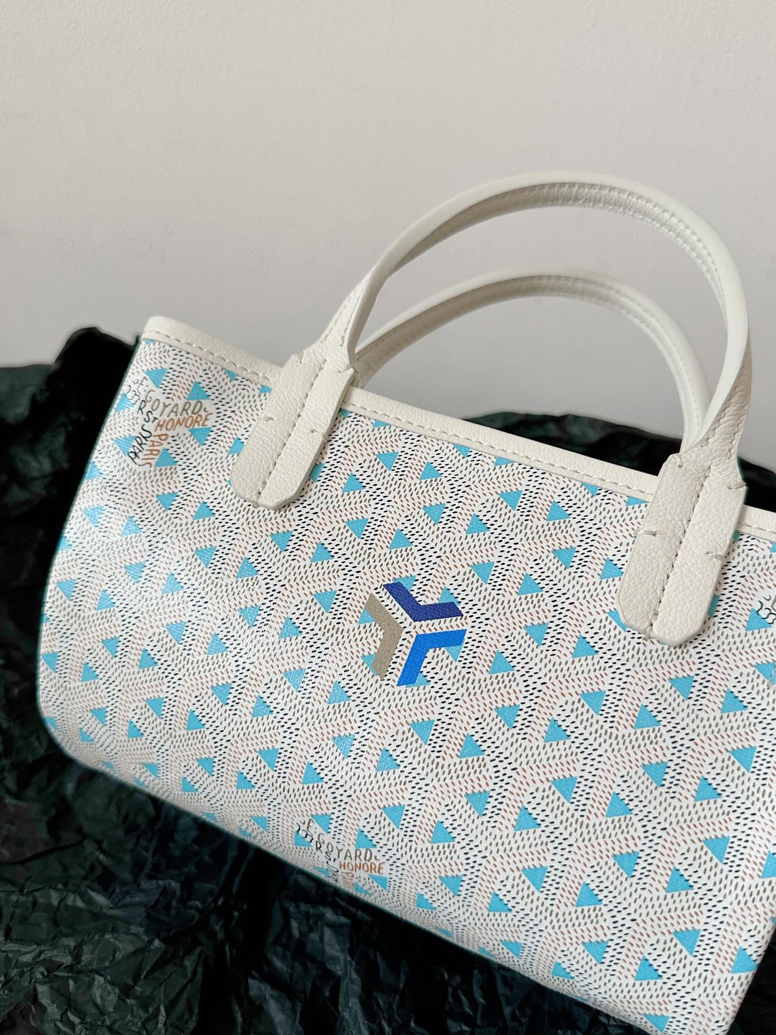 BBB3C852-773E-4588-80C7-6E8D9DA963B2