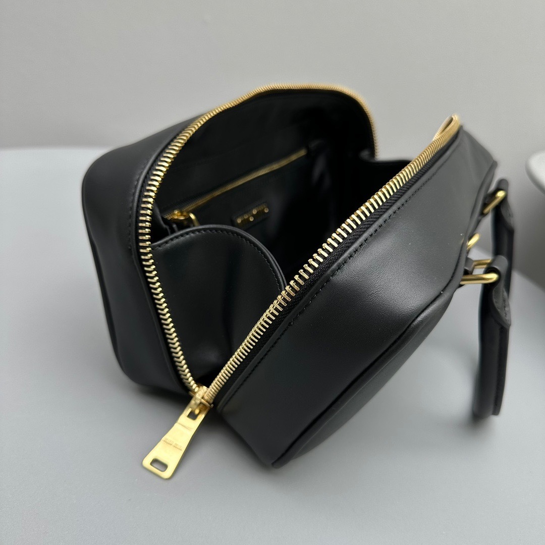 1E4E186B-690D-4C1E-9A4F-3A4EF1DE6CD8