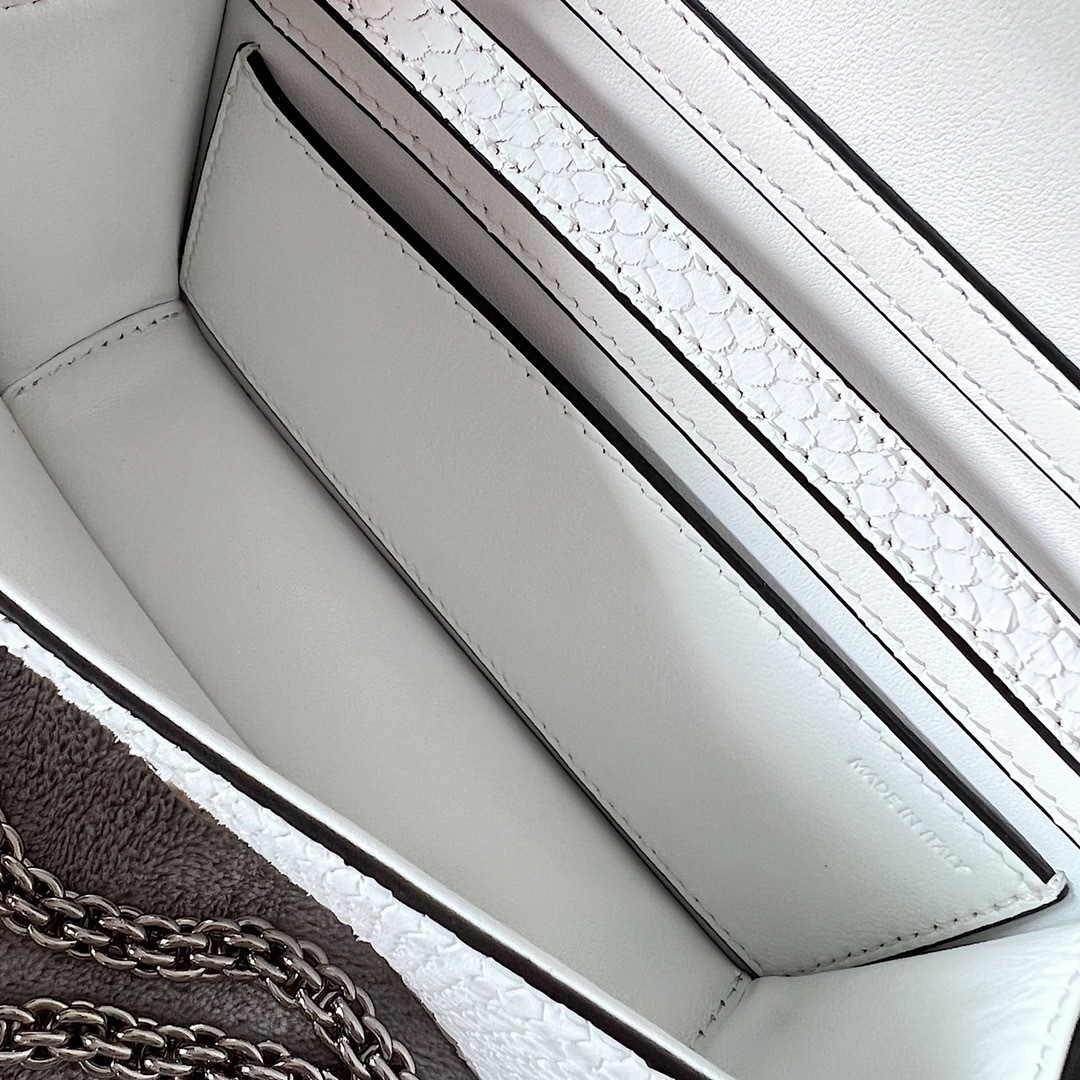 5BDEC3C8-6991-495E-8EB0-0F3C62740D8F