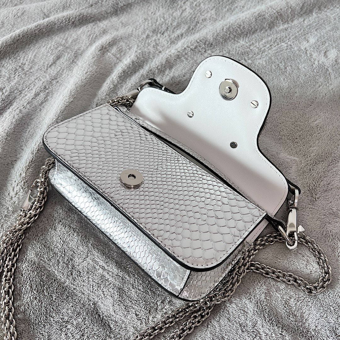 B9389B7F-0175-49E3-BCCD-6D9621DE6B17