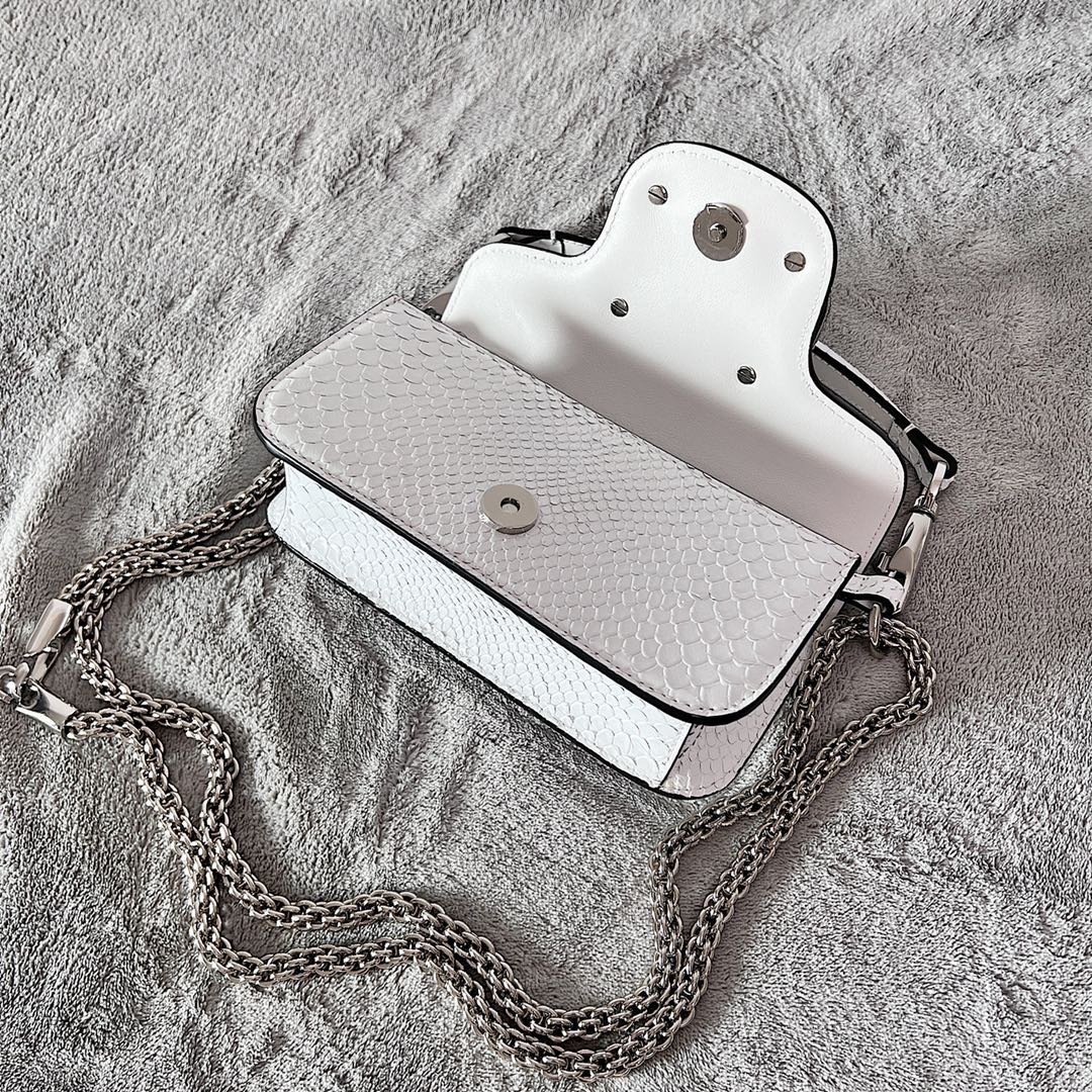 DC210961-C5BF-41D6-ADB1-EEAD3CC46B5A