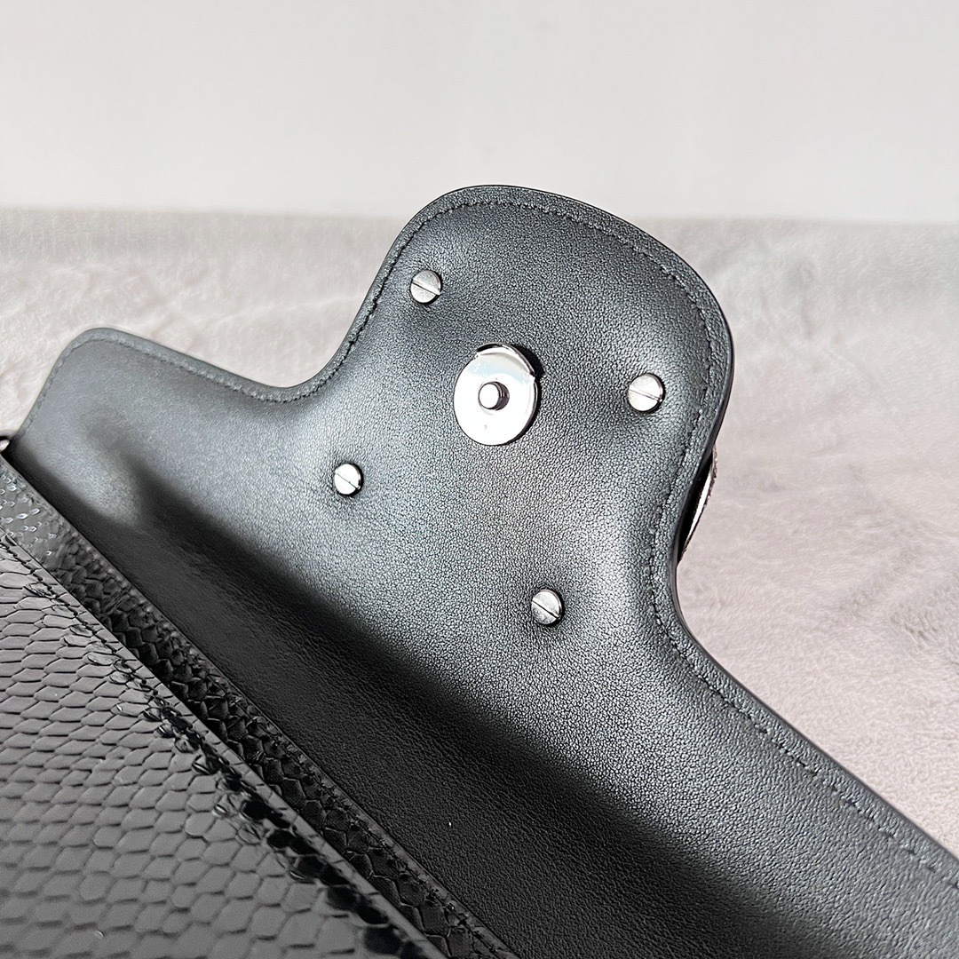 879D7E83-39DE-4144-BBA5-DCD2E0D28B15