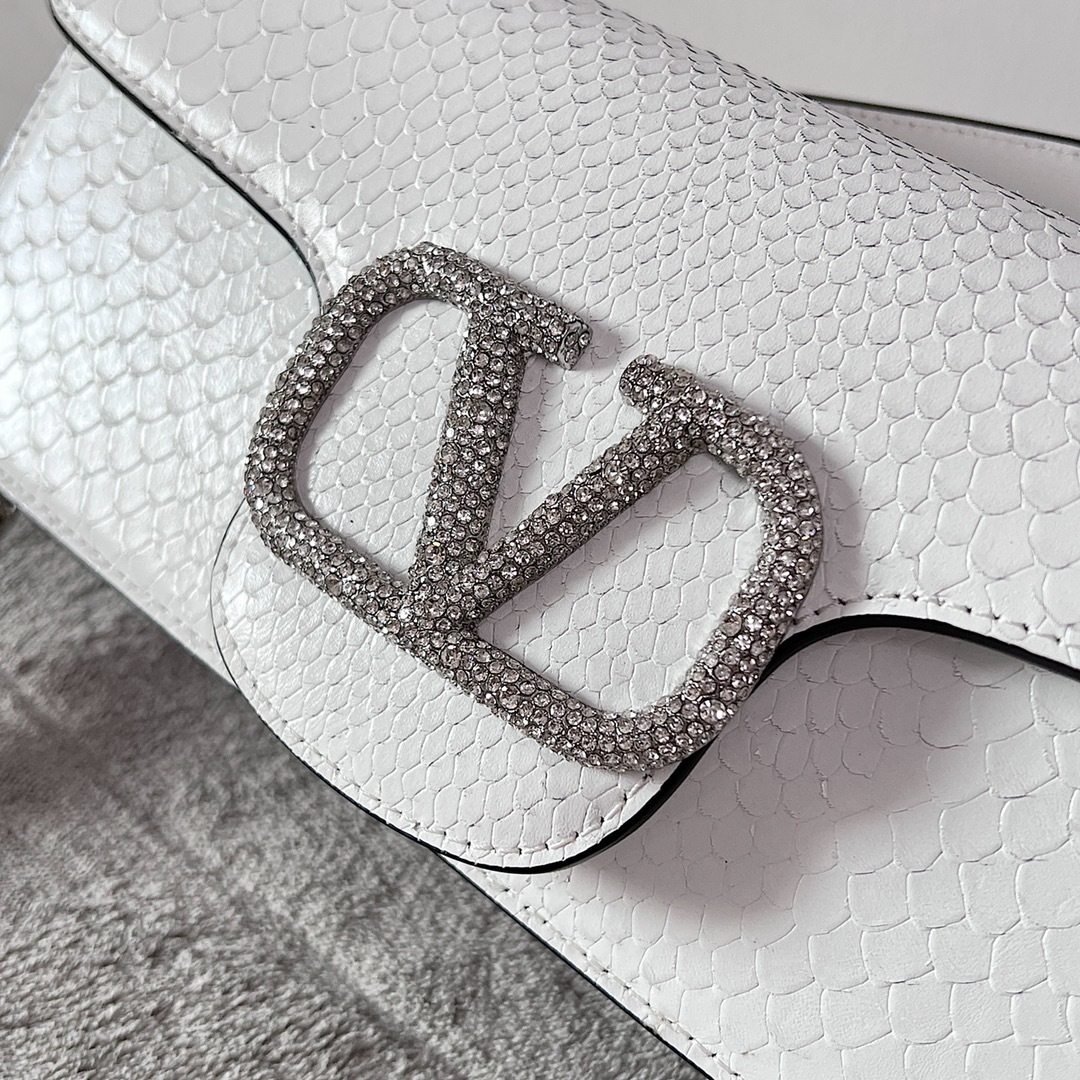 3EE72B66-EE5E-44E0-B9E0-13AB936961F5