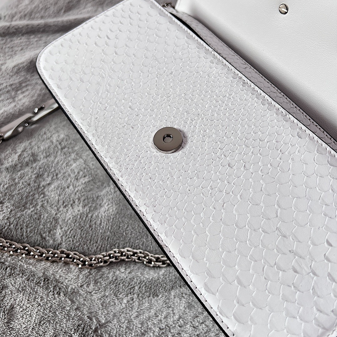 EDFB7F0C-2F8B-40B4-83CF-23E09D32B402