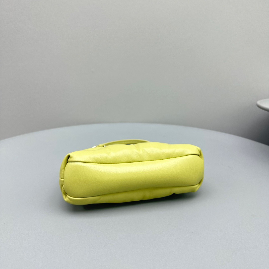 25224CF6-2222-496D-B4E2-4C7965C2584D