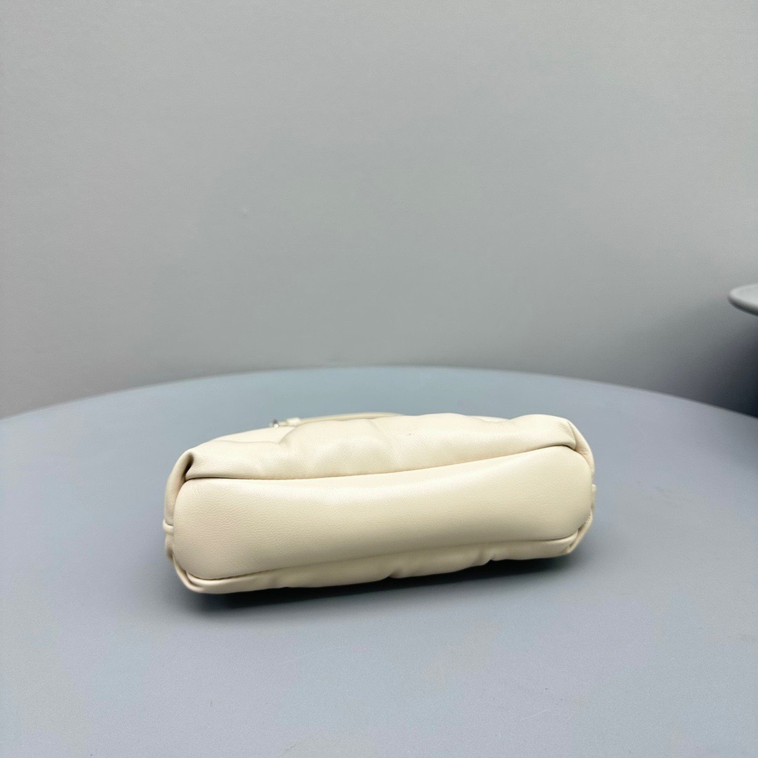 9FF8E7AF-5FA2-4DDC-BA36-0E918971F543