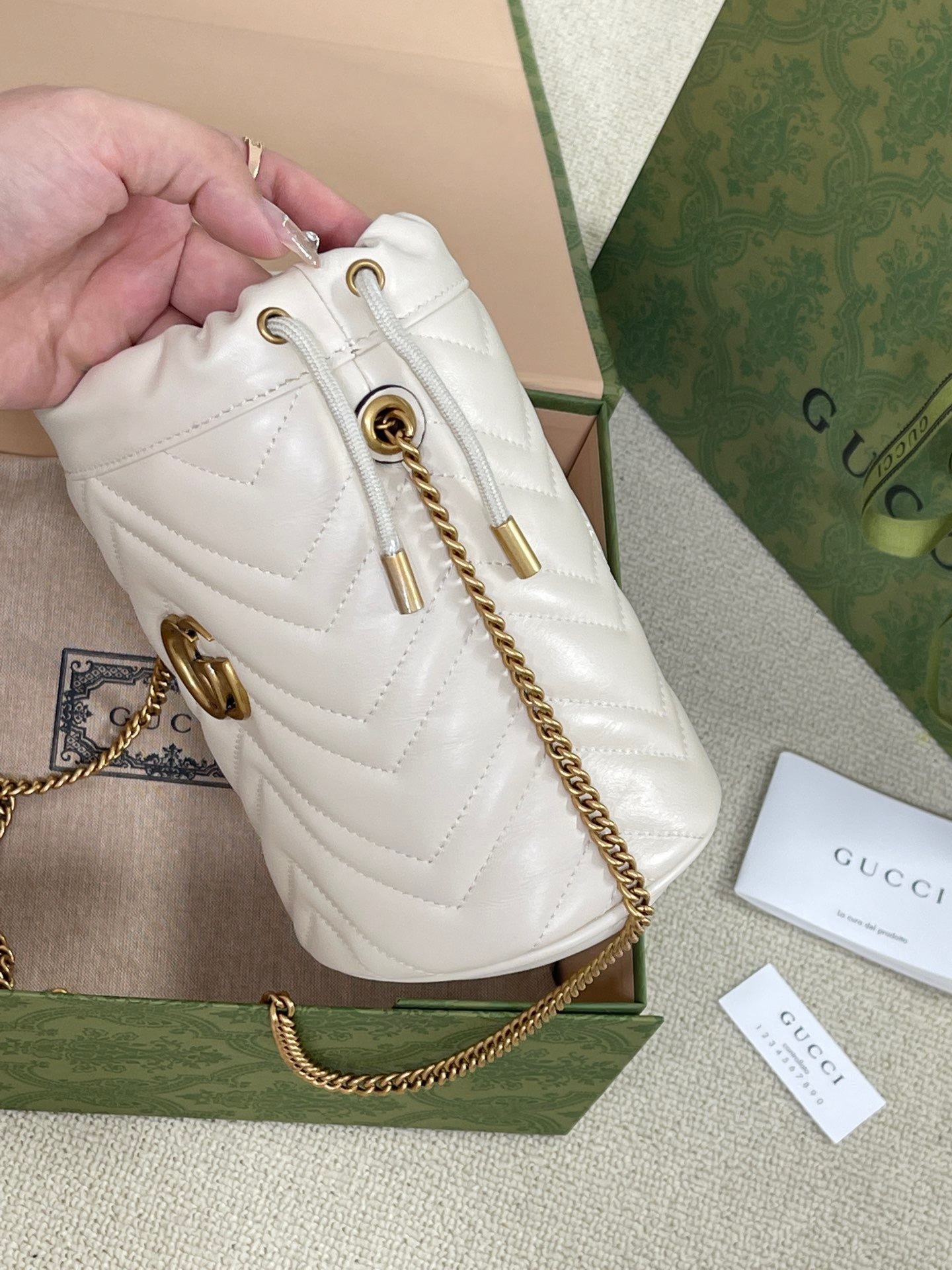 0E3F4EE4-9286-4C41-A12F-77FF42F4D724