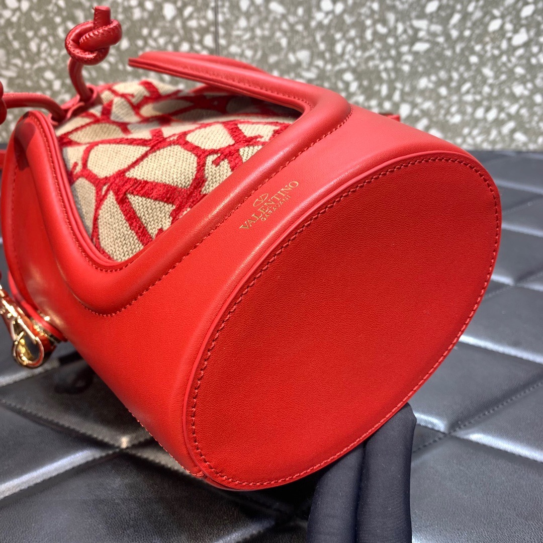 F5B3520B-B808-4BF7-93AC-0F9185A77848