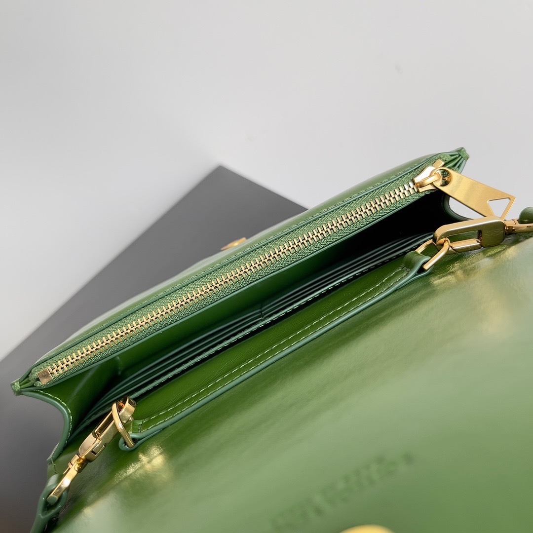 DB9BD4B4-C871-4F12-88F6-DC2372AC4814