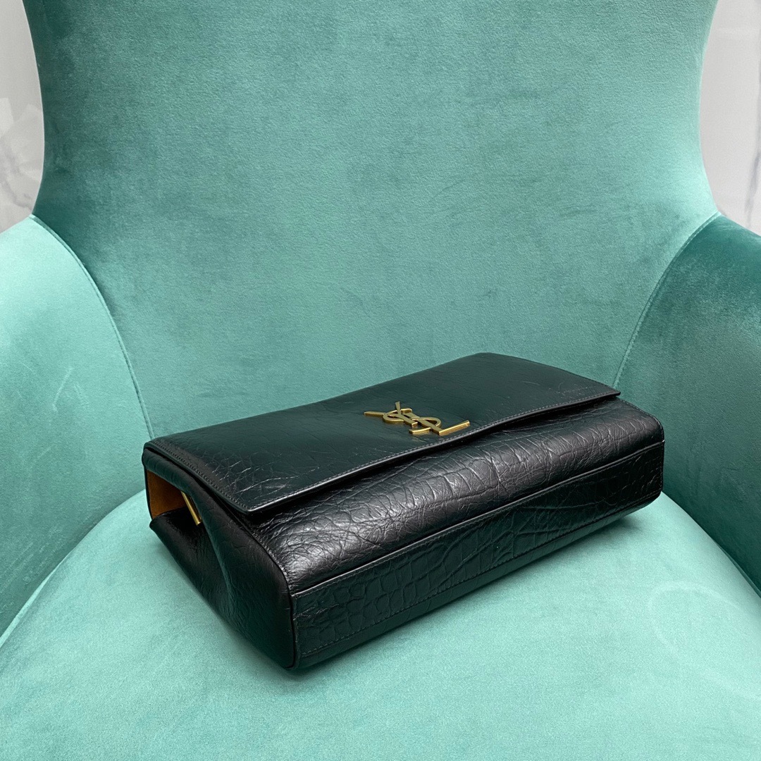 2262FEA2-3E21-4B8C-95AB-61AD623EB6AE