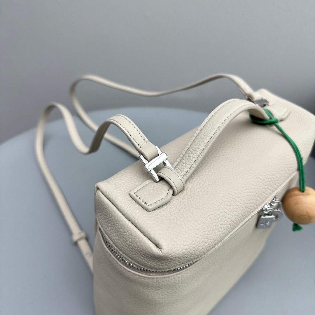 1D7C0572-42BE-4CE6-A7C0-367E8285D21C