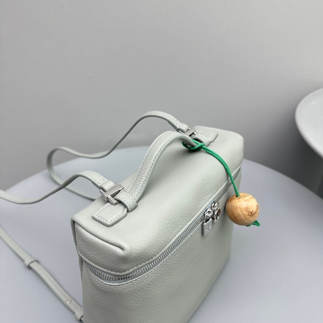 D513BF79-9928-4E98-A96B-364F5375A0B8