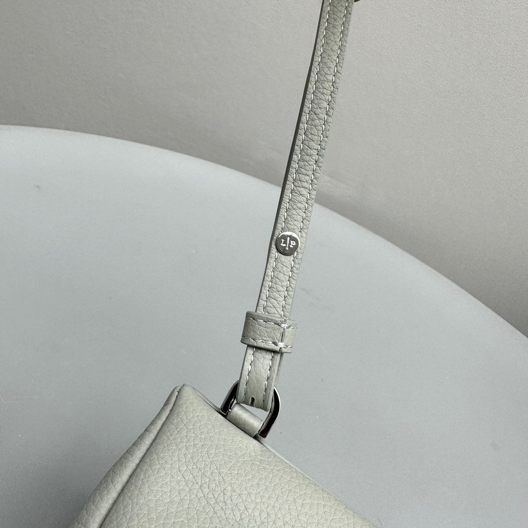 1F357F61-8E8B-4DCA-B2C7-C4F567F7195A