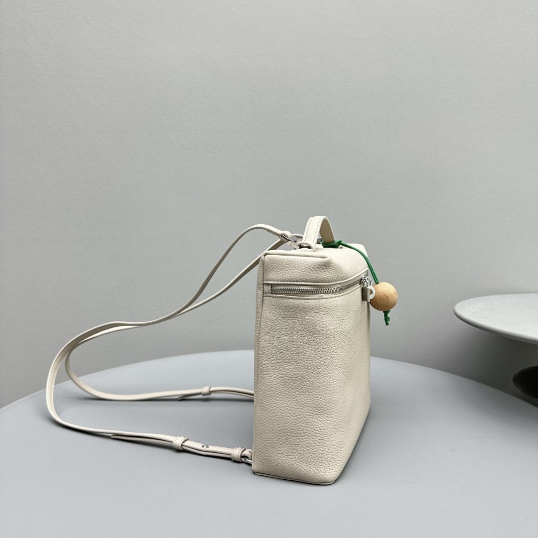 D6AD39E8-6041-48B4-A2EE-8BC4E472E2A7