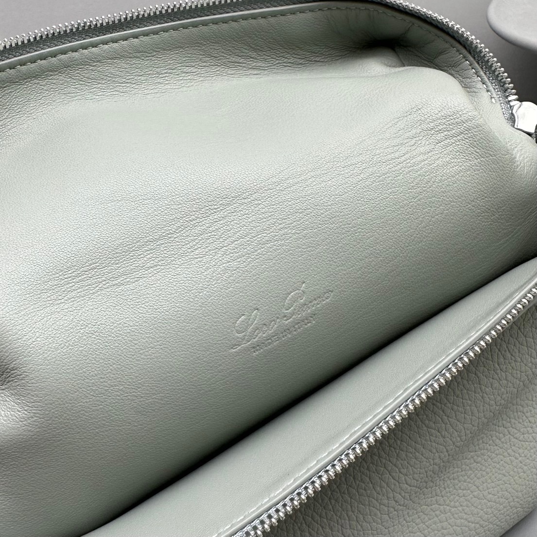 DD560D18-2790-4B9C-9655-28BCED55973E