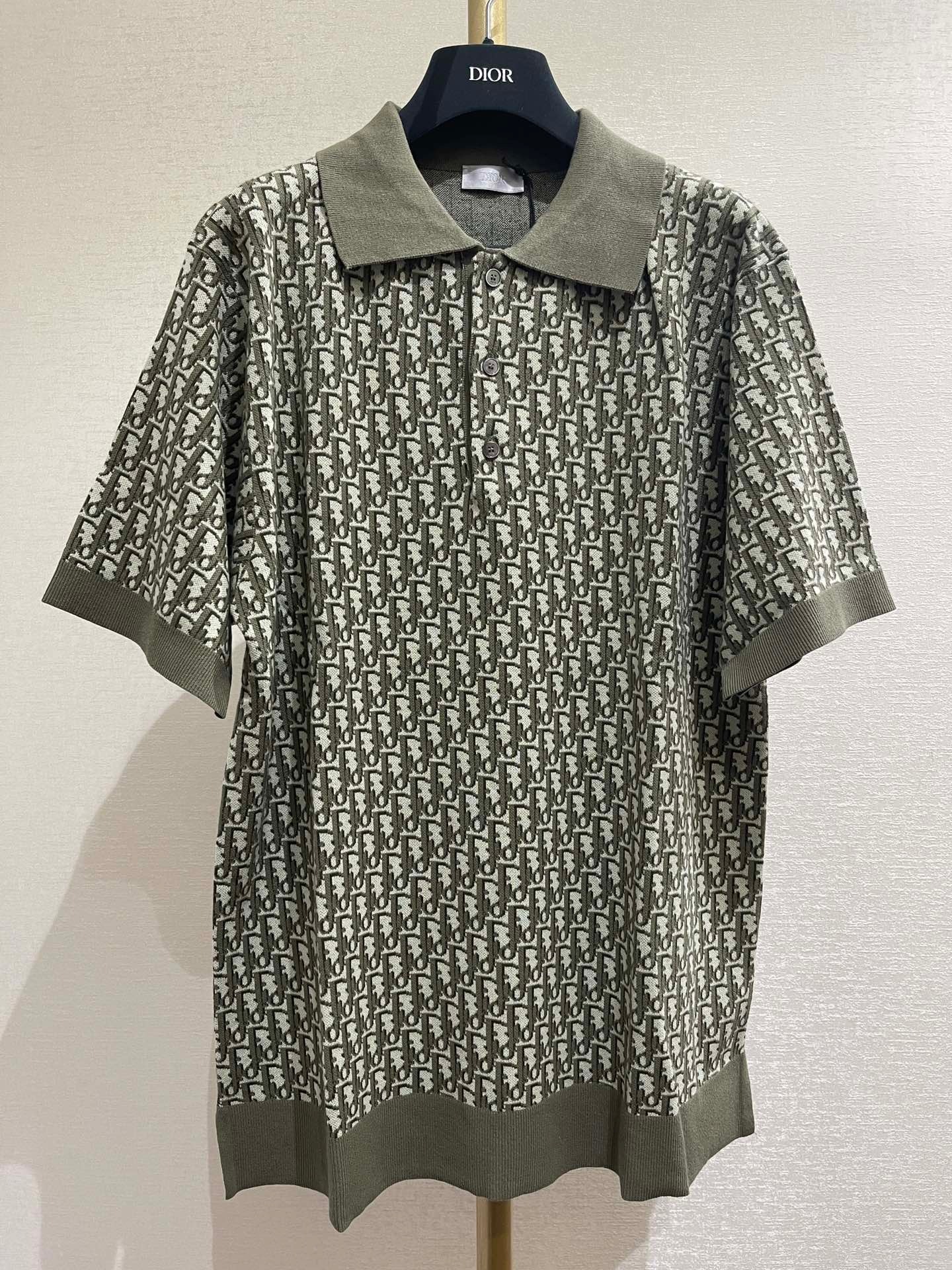 C64B7442-2E3B-44E5-857A-961A48A4AC75