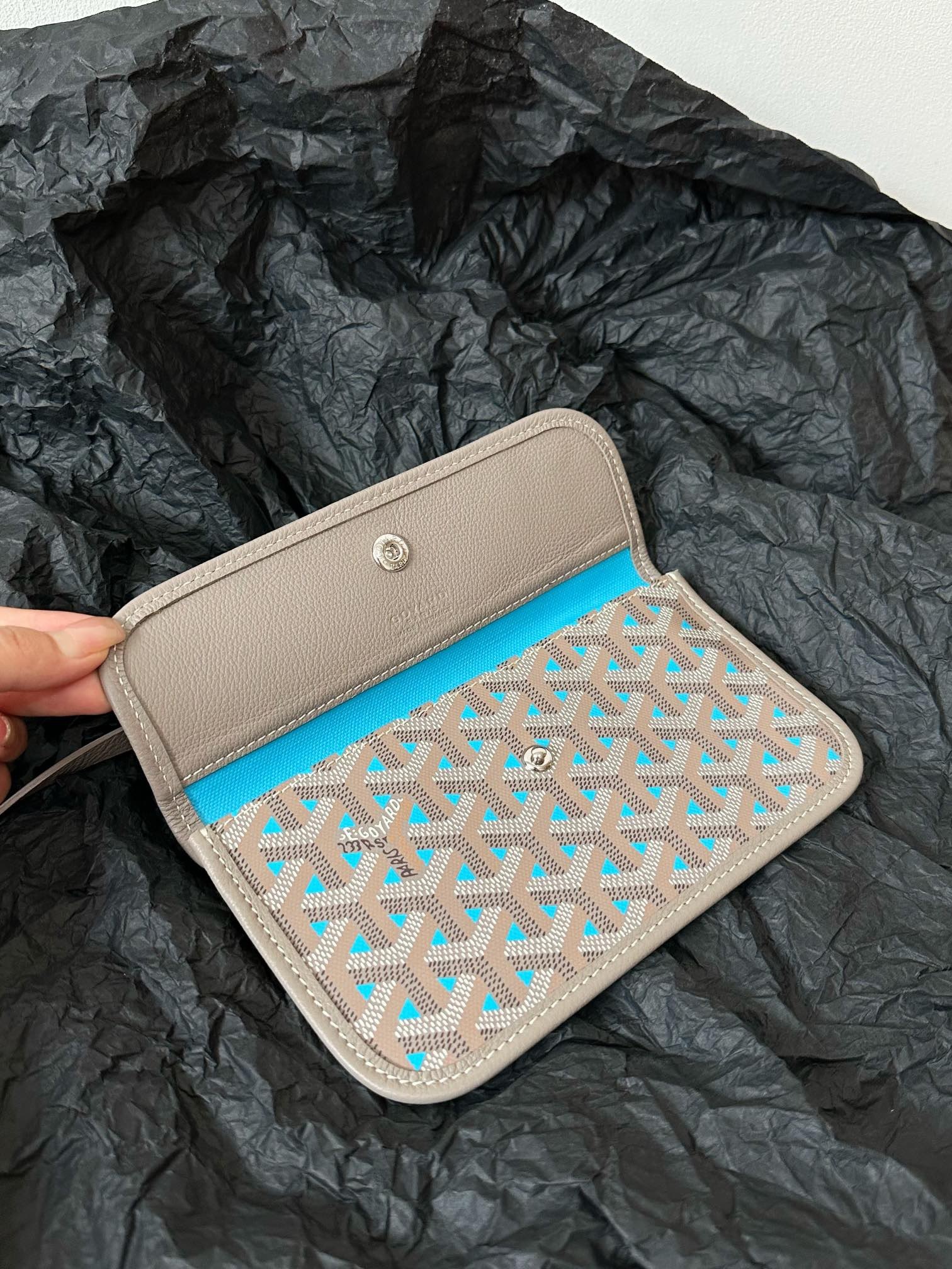 EE76C980-5A1B-42E5-BE54-0A82947F654F