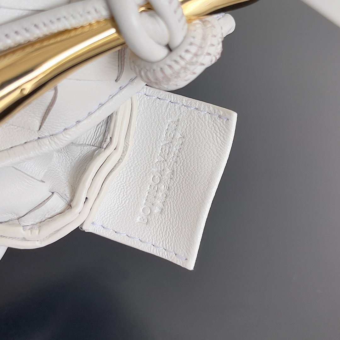 FDF50833-A20C-465F-B6E6-A2515915154C