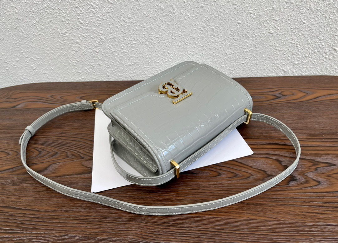 21CC4D30-DDC6-45D6-B6A0-74C1593E60C0