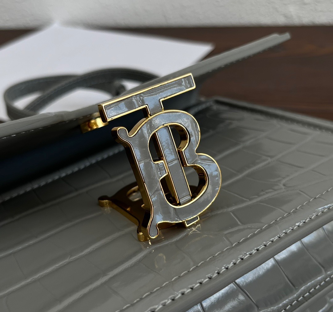 C3818241-8AEB-4EFB-A349-8404FFE29F9A