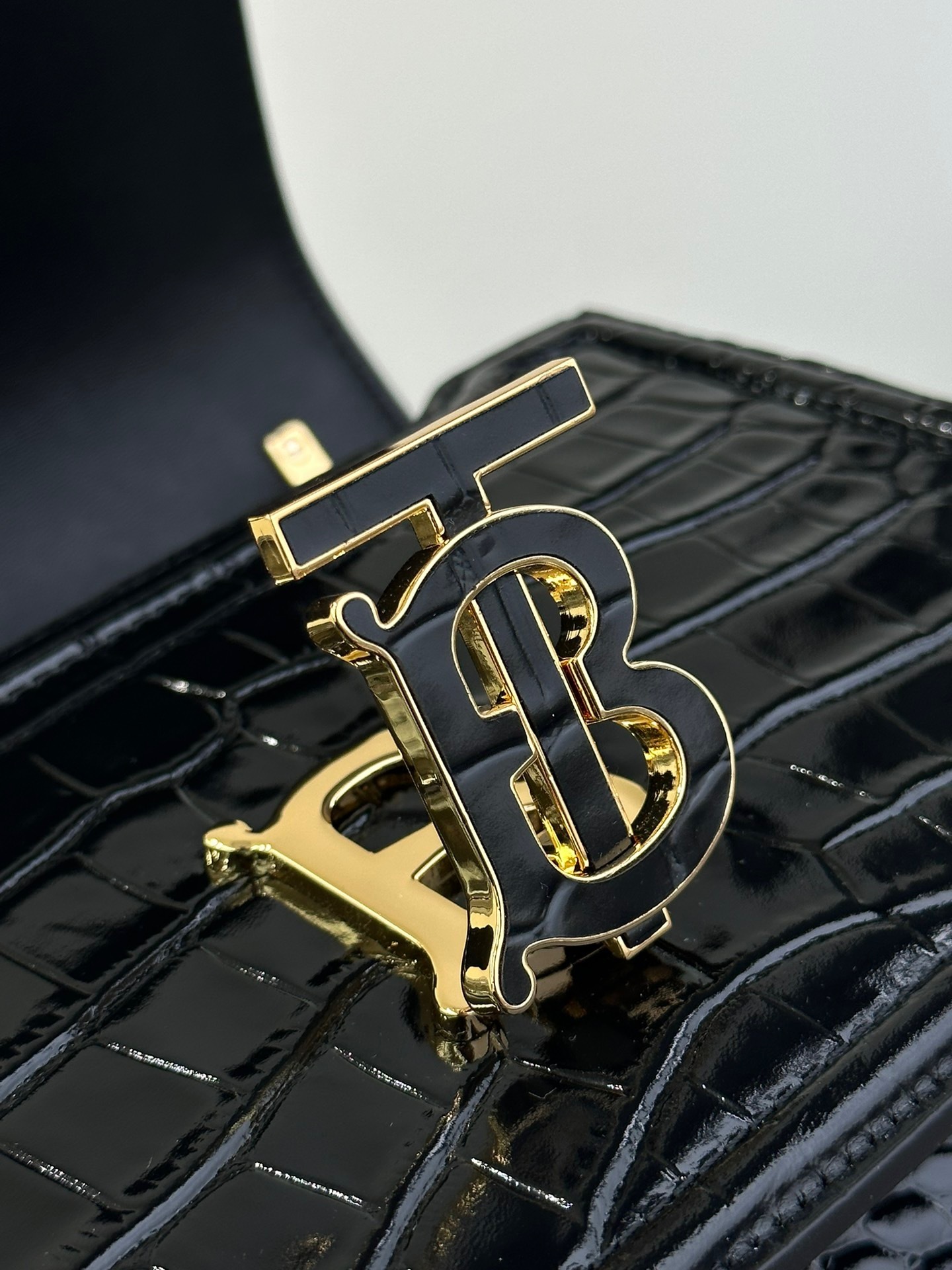 FDD4945D-8145-4E48-84BD-12D818DEE936