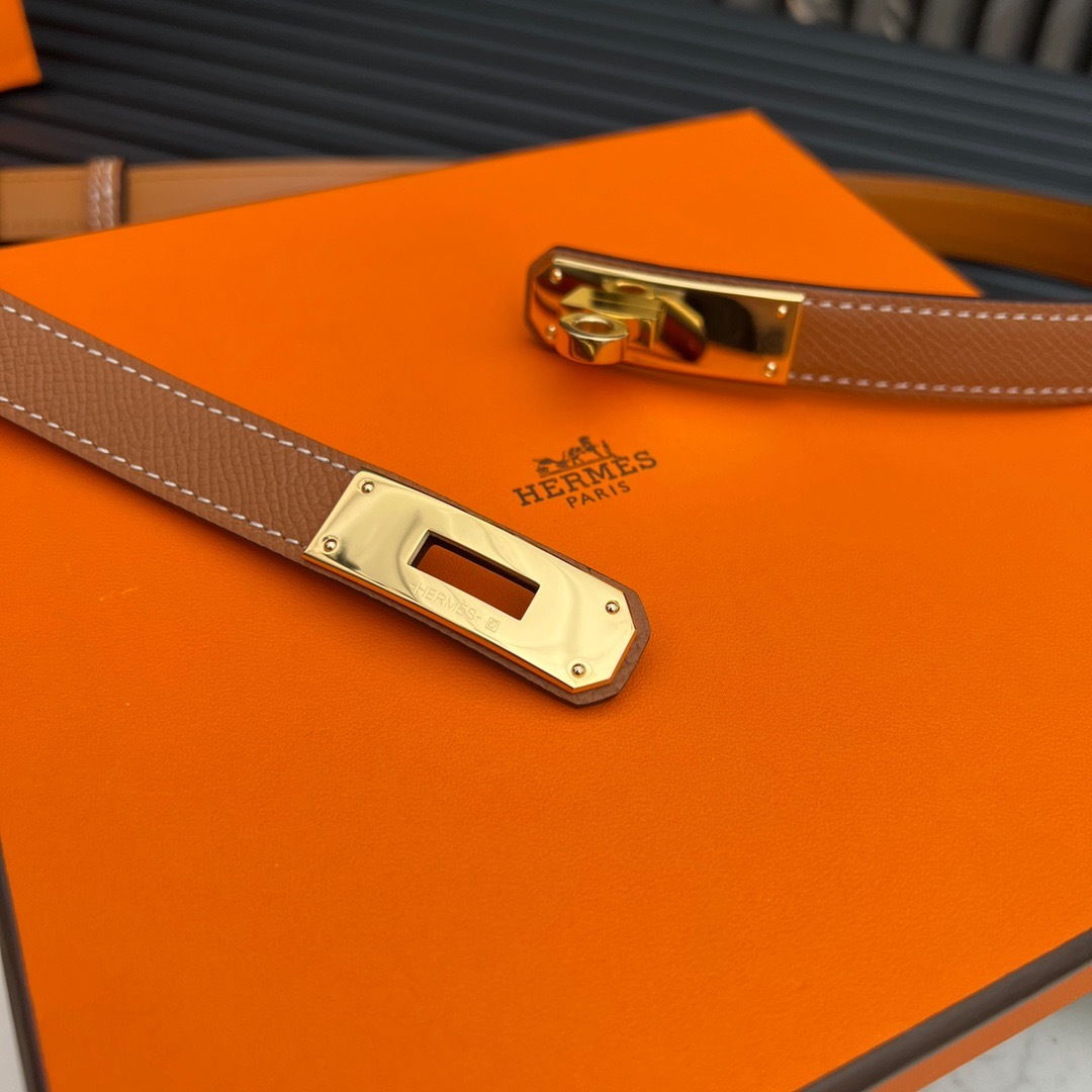 DA896C94-066D-4A82-BBC3-06479BBBBE87