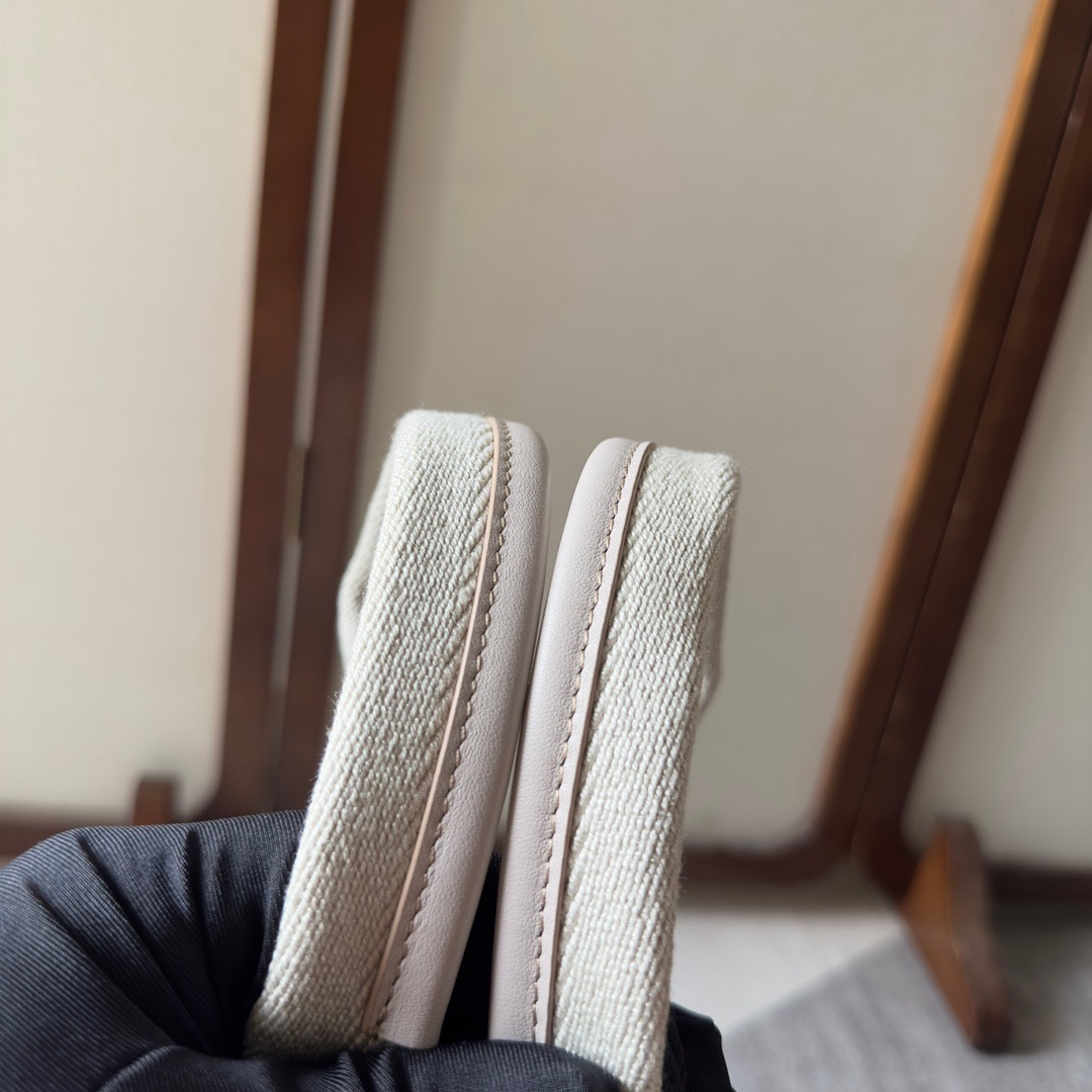 C779B8E7-CD7C-4DFB-8543-6CE1976051B6