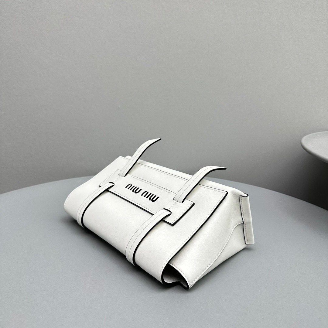 11CBA4E3-39A7-4C83-9E61-D5B908A4B43E