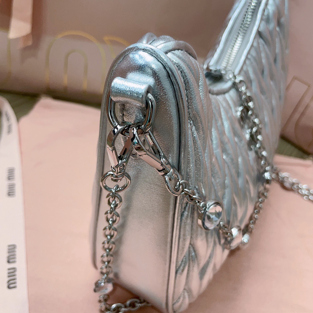 78BF8527-F77E-4733-911D-90E830166A8E